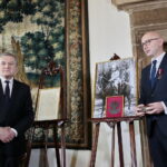 Wizyta wicepremiera Piotra Glińskiego w Muzeum Narodowym. Przekazanie Muzeum Narodowemu w Kielcach Orła Beliniackiego z czapki ułańskiej należącej do twórcy kawalerii Legionów Polskich pułkownika Władysława Beliny-Prażmowskiego. Na zdjęciu: wicepremier, minister kultury Piotr Gliński (z lewej) oraz Marcin Perz, prezes Specjalnej Strefy Ekonomicznej „Starachowice”, który jest darczyńcą eksponatu / Marzena Mąkosa / Radio Kielce