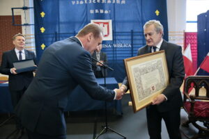 Wiślica. Profesor Piotr Gliński Honorowym Obywatelem Miasta / Marzena Mąkosa / Radio Kielce