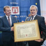 Wiślica. Profesor Piotr Gliński Honorowym Obywatelem Miasta. Na zdjęciu: Jarosław Jaworski - burmistrz Miasta i Gminy Wiślica oraz wiceminister Piotr Gliński / Marzena Mąkosa / Radio Kielce