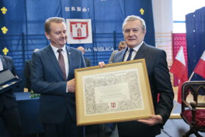 Wiślica. Profesor Piotr Gliński Honorowym Obywatelem Miasta. Na zdjęciu: Jarosław Jaworski - burmistrz Miasta i Gminy Wiślica oraz wiceminister Piotr Gliński / Marzena Mąkosa / Radio Kielce