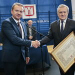 Wiślica. Profesor Piotr Gliński Honorowym Obywatelem Miasta. Na zdjęciu: Jarosław Jaworski - burmistrz Miasta i Gminy Wiślica oraz Piotr Gliński / Marzena Mąkosa / Radio Kielce