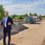 Końskie. Budowa drogi ratującej życie. Na zdjęciu: burmistrz Krzysztof Obratański / Magdalena Galas-Klusek / Radio Kielce