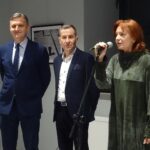 24.01.2020. Ostrowiec św. Wystawa "Poza kadrem" Rafała Stankiewicza. Na zdjęciu (od lewej): Jacek Kowalczyk - dyrektor MCK, Piotr Dasios - zastępca prezydenta Ostrowca Św., Kamila Sommler - kurator wystawy / Emilia Sitarska / Radio Kielce