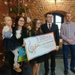 09.01.2020. Ostrowiec Świętokrzyski. Na zdjęciu (od lewej): Od lewej Lila - siostra Julii, Agnieszka Tłuczkiewicz, Julia Tłuczkiewicz, Jarosław Górczyński - prezydent Ostrowca Świętokrzyskiego i Grzegorz Tłuczkiewicz / Emilia Sitarska / Radio Kielce