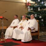 05.01.2020. Sulisławice. Uroczystości w wigilię święta Trzech Króli. Na zdjęciu od lewej: ojciec Artur Traczewski - proboszcz parafii w Sulisławicach, biskup sandomierski Krzysztof Nitkiewicz, ojciec Romuald Półtorak / ks. Tomasz Lis