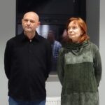 24.01.2020. Ostrowiec św. Wystawa "Poza kadrem" Rafała Stankiewicza. Na zdjęciu (od lewej): Rafał Stankiewicz - autor wystawy, Kamila Sommler - kurator wystawy / Emilia Sitarska / Radio Kielce