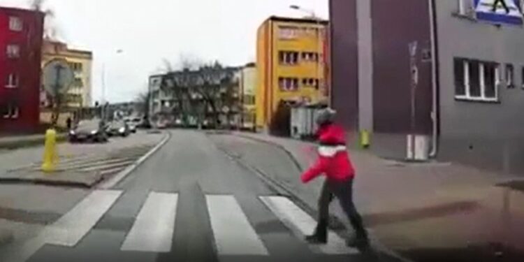 Ostrowiec. Chłopiec potrącony na przejściu dla pieszych (20.01.2020) / świętokrzyska policja