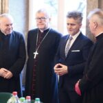 24.12.2019. Kielce. Wigilia dla osób bezdomnych, ubogich i samotnych w WDK. Na zdjęciu (od lewej): ks. Stanisław Słowik - dyrektor Caritas Diecezji Kieleckiej, biskup pomocniczy Andrzej Kaleta, Krzysztof Słoń – senator, biskup Jan Piotrowski / Wiktor Taszłow / Radio Kielce