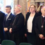 24.12.2019. Kielce. Wigilia dla osób bezdomnych, ubogich i samotnych w WDK. Na zdjęciu (od lewej): biskup pomocniczy Andrzej Kaleta, Krzysztof Słoń – senator, biskup Jan Piotrowski, Bożena Szczypiór - wiceprezydent Kielc, biskup Marian Florczyk / Wiktor Taszłow / Radio Kielce