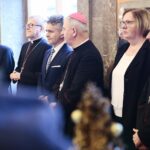24.12.2019. Kielce. Wigilia dla osób bezdomnych, ubogich i samotnych w WDK. Na zdjęciu (od lewej): biskup pomocniczy Andrzej Kaleta, Krzysztof Słoń – senator, biskup Jan Piotrowski, Bożena Szczypiór - wiceprezydent Kielc, biskup Marian Florczyk / Wiktor Taszłow / Radio Kielce