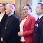 24.12.2019. Kielce. Wigilia dla osób bezdomnych, ubogich i samotnych w WDK. Na zdjęciu (od lewej): Bożena Szczypiór - wiceprezydent Kielc, biskup Marian Florczyk, Marianna Noworycka - Gniatkowska – radna, Marcin Różycki - wiceprezydent Kielc / Wiktor Taszłow / Radio Kielce