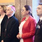 24.12.2019. Kielce. Wigilia dla osób bezdomnych, ubogich i samotnych w WDK. Na zdjęciu (od lewej): Bożena Szczypiór - wiceprezydent Kielc, biskup Marian Florczyk, Marianna Noworycka - Gniatkowska – radna, Marcin Różycki - wiceprezydent Kielc / Wiktor Taszłow / Radio Kielce