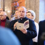 24.12.2019. Kielce. Wigilia dla osób bezdomnych, ubogich i samotnych w WDK. Przemawia ksiądz Krzysztof Banasik - zastępca dyrektora kieleckiej Caritas / Wiktor Taszłow / Radio Kielce