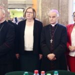 24.12.2019. Kielce. Wigilia dla osób bezdomnych, ubogich i samotnych w WDK. Na zdjęciu (od lewej): biskup Jan Piotrowski, Bożena Szczypiór - wiceprezydent Kielc, biskup Marian Florczyk, Marianna Noworycka - Gniatkowska – radna / Wiktor Taszłow / Radio Kielce