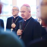 24.12.2019. Kielce. Wigilia dla osób bezdomnych, ubogich i samotnych w WDK. Przemawia biskup Jan Piotrowski / Wiktor Taszłow / Radio Kielce