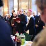 24.12.2019. Kielce. Wigilia dla osób bezdomnych, ubogich i samotnych w WDK. Na zdjęciu (w środku): ksiądz Krzysztof Banasik - zastępca dyrektora kieleckiej Caritas, biskup Marian Florczyk / Wiktor Taszłow / Radio Kielce