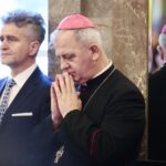 24.12.2019. Kielce. Wigilia dla osób bezdomnych, ubogich i samotnych w WDK. Na zdjęciu (od lewej): Krzysztof Słoń – senator, biskup Jan Piotrowski / Wiktor Taszłow / Radio Kielce