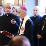 24.12.2019. Kielce. Wigilia dla osób bezdomnych, ubogich i samotnych w WDK. Przemawia biskup Marian Florczyk / Wiktor Taszłow / Radio Kielce