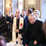 24.12.2019. Kielce. Wigilia dla osób bezdomnych, ubogich i samotnych w WDK. Na zdjęciu (w środku): biskup Marian Florczyk / Wiktor Taszłow / Radio Kielce
