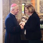 24.12.2019. Kielce. Wigilia dla osób bezdomnych, ubogich i samotnych w WDK. Na zdjęciu (od lewej): biskup Jan Piotrowski, Bożena Szczypiór - wiceprezydent Kielc / Wiktor Taszłow / Radio Kielce