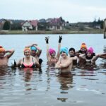 01.01.2020. Morawica. Noworoczne morsowanie / Wiktor Taszłow / Radio Kielce