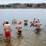 01.01.2020. Morawica. Noworoczne morsowanie / Wiktor Taszłow / Radio Kielce