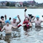 01.01.2020. Morawica. Noworoczne morsowanie / Wiktor Taszłow / Radio Kielce