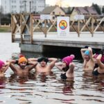 01.01.2020. Morawica. Noworoczne morsowanie / Wiktor Taszłow / Radio Kielce