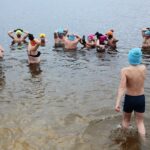 01.01.2020. Morawica. Noworoczne morsowanie / Wiktor Taszłow / Radio Kielce