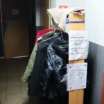 Kielce. 03.01.2020. Szafa z odzieżą w ramach ogólnopolskiej akcji "Wymiana Ciepła" w ogrzewalni dla bezdomnych przy ulicy Ogrodowej w Kielcach / Wiktor Taszłow / Radio Kielce