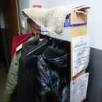 Kielce. 03.01.2020. Szafa z odzieżą w ramach ogólnopolskiej akcji "Wymiana Ciepła" w ogrzewalni dla bezdomnych przy ulicy Ogrodowej w Kielcach / Wiktor Taszłow / Radio Kielce