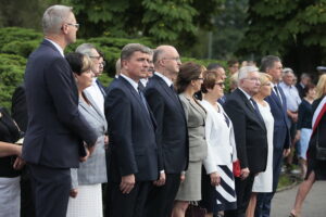 01.08.2019 Kielce. 75. rocznica wybuchu Powstania Warszawskiego. Na zdjęciu (od lewej): Bogdan Wenta – prezydent Kielc, Danuta Papaj – wiceprezydent Kielc, Andrzej Pruś – przewodniczący sejmiku województwa, Piotr Wawrzyk - wiceminister spraw zagranicznych, wojewoda Agata Wojtyszek, poseł Maria Zuba, poseł Krzysztof Lipiec, Dorota Koczwańska-Kalita – naczelnik kieleckiej delegatury IPN i Jarosław Karyś – kielecki radny / Wiktor Taszłow / Radio Kielce