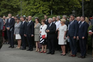 01.08.2019 Kielce. 75. rocznica wybuchu Powstania Warszawskiego. Na zdjęciu (od lewej): Bogdan Wenta – prezydent Kielc, Danuta Papaj – wiceprezydent Kielc, Andrzej Pruś – przewodniczący sejmiku województwa, Piotr Wawrzyk - wiceminister spraw zagranicznych, wojewoda Agata Wojtyszek, poseł Maria Zuba, poseł Krzysztof Lipiec, Dorota Koczwańska-Kalita – naczelnik kieleckiej delegatury IPN, Jarosław Karyś – kielecki radny i Marcin Piętak – dyrektor gabinetu marszałka województwa / Wiktor Taszłow / Radio Kielce