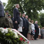 01.08.2019 Kielce. 75. rocznica wybuchu Powstania Warszawskiego. Na zdjęciu (od lewej): Bogdan Wenta – prezydent Kielc, Danuta Papaj – wiceprezydent Kielc, Andrzej Pruś – przewodniczący sejmiku województwa, Piotr Wawrzyk - wiceminister spraw zagranicznych, wojewoda Agata Wojtyszek, poseł Maria Zuba, poseł Krzysztof Lipiec / Wiktor Taszłow / Radio Kielce