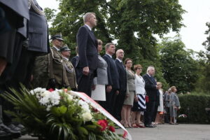 01.08.2019 Kielce. 75. rocznica wybuchu Powstania Warszawskiego. Na zdjęciu (od lewej): Bogdan Wenta – prezydent Kielc, Danuta Papaj – wiceprezydent Kielc, Andrzej Pruś – przewodniczący sejmiku województwa, Piotr Wawrzyk - wiceminister spraw zagranicznych, wojewoda Agata Wojtyszek, poseł Maria Zuba, poseł Krzysztof Lipiec / Wiktor Taszłow / Radio Kielce