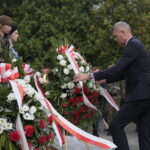 01.08.2019 Kielce. 75. rocznica wybuchu Powstania Warszawskiego. Kwiaty składa prezydent Kielc Bogdan Wenta / Wiktor Taszłow / Radio Kielce