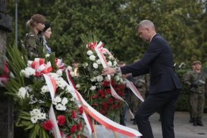 01.08.2019 Kielce. 75. rocznica wybuchu Powstania Warszawskiego. Kwiaty składa prezydent Kielc Bogdan Wenta / Wiktor Taszłow / Radio Kielce