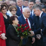 Kielce. 27.10.2019. Uroczystość odsłonięcia pomnika Przemysława Gosiewskiego. Na zdjęciu (od lewej): Beata Gosiewska, Jadwiga Gosiewska, Jan Gosiewski, Krzysztof Słoń - senator PiS i przewodniczący społecznego komitetu budowy pomnika / Wiktor Taszłow / Radio Kielce