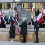 Kielce. 27.10.2019. Uroczystość odsłonięcia pomnika Przemysława Gosiewskiego. Na zdjęciu Jadwiga Gosiewska - matka Przemysława Gosiewskiego, Jarosław Kaczyński - prezes PiS, Krzysztof Słoń - senator PiS i przewodniczący społecznego komitetu budowy pomnika / Wiktor Taszłow / Radio Kielce
