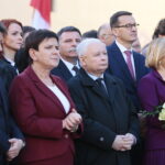 Kielce. 27.10.2019. Uroczystość odsłonięcia pomnika Przemysława Gosiewskiego. Na zdjęciu (od lewej): Bartłomiej Dorywalski – wicewojewoda świętokrzyski, Beata Szydło - europoseł, Jarosław Kaczyński - prezes PiS, Mateusz Morawiecki - premier, Anna Krupka - poseł / Wiktor Taszłow / Radio Kielce