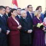 Kielce. 27.10.2019. Uroczystość odsłonięcia pomnika Przemysława Gosiewskiego. Na zdjęciu (od lewej): Krzysztof Lipiec -poseł, Bartłomiej Dorywalski – wicewojewoda świętokrzyski, Beata Szydło - europoseł, Jarosław Kaczyński - prezes PiS, Mateusz Morawiecki - premier, Anna Krupka - poseł, Agata Wojtyszek – wojewoda świętokrzyski / Wiktor Taszłow / Radio Kielce