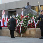 Kielce. 27.10.2019. Uroczystość odsłonięcia pomnika Przemysława Gosiewskiego. Kwiaty składa Jarosław Kaczyński - prezes PiS / Wiktor Taszłow / Radio Kielce