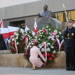 Kielce. 27.10.2019. Uroczystość odsłonięcia pomnika Przemysława Gosiewskiego. Kwiaty składa Agata Wojtyszek – wojewoda świętokrzyski / Wiktor Taszłow / Radio Kielce