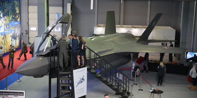 Model samolotu F-35 Lightning II zaprezentowany na 27. Międzynarodowym Salonie Przemysłu Zbrojeniowego / Wiktor Taszłow / Radio Kielce