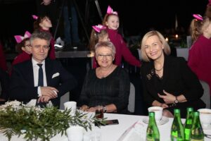 31.01.2020. Kielce. Gala finałowa 68. Plebiscytu Świętokrzyskie Gwiazdy Sportu 2019. Na zdjęciu (od lewej): Krzysztof Słoń - senator, Anna Krawiecka, Renata Janik - wicemarszałek województwa świętokrzyskiego / Wiktor Taszłow / Radio Kielce