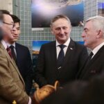 Kielce. 09.01.2020. Wernisaż wystawy fotografii mongolskiego fotografa Bayar Balgantserena w WDK. Na zdjęciu (od lewej): Bataa Nemekh - ambasador nadzwyczajny Mongolii, Zbigniew Koniusz - wojewoda świętokrzyski, Andrzej Bętkowski - marszałek województwa świętokrzyskiego / Wiktor Taszłow / Radio Kielce