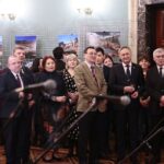 Kielce. 09.01.2020. Wernisaż wystawy fotografii mongolskiego fotografa Bayar Balgantserena w WDK. Na zdjęciu (od lewej): Mirosław Gębski – starosta kielecki, Marek Bogusławski - wicemarszałek województwa świętokrzyskiego, Andrzej Pruś – przewodniczący Sejmiku Województwa Świętokrzyskiego, Bataa Nemekh - ambasador nadzwyczajny Mongolii, Zbigniew Koniusz - wojewoda świętokrzyski, Andrzej Bętkowski - marszałek województwa świętokrzyskiego / Wiktor Taszłow / Radio Kielce