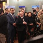 Kielce. 09.01.2020. Wernisaż wystawy fotografii mongolskiego fotografa Bayar Balgantserena w WDK. Na zdjęciu (w środku): Mirosław Gębski – starosta kielecki, Marek Bogusławski - wicemarszałek województwa świętokrzyskiego, Andrzej Pruś – przewodniczący Sejmiku Województwa Świętokrzyskiego / Wiktor Taszłow / Radio Kielce