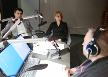 09.01.2020. Kielce. Punkty Widzenia. Na zdjęciu (od lewej): Krzysztof Łysak - zastępca dyrektora ŚCDN w Kielcach, Katarzyna Cedro - dyrektor VI LO im. Juliusza Słowackiego w Kielcach i red. Daniel Lenart - Radio Kielce / Wiktor Taszłow / Radio Kielce