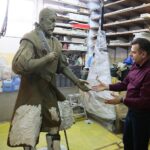 Kielce. 13.01.2020. Przygotowanie rzeźby Jana Kochanowskiego w pracowni Arkadiusza Latosa / Wiktor Taszłow / Radio Kielce